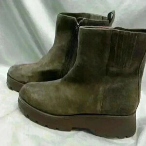 Vince Camuto Neframes taupe colored ankle boot size 9